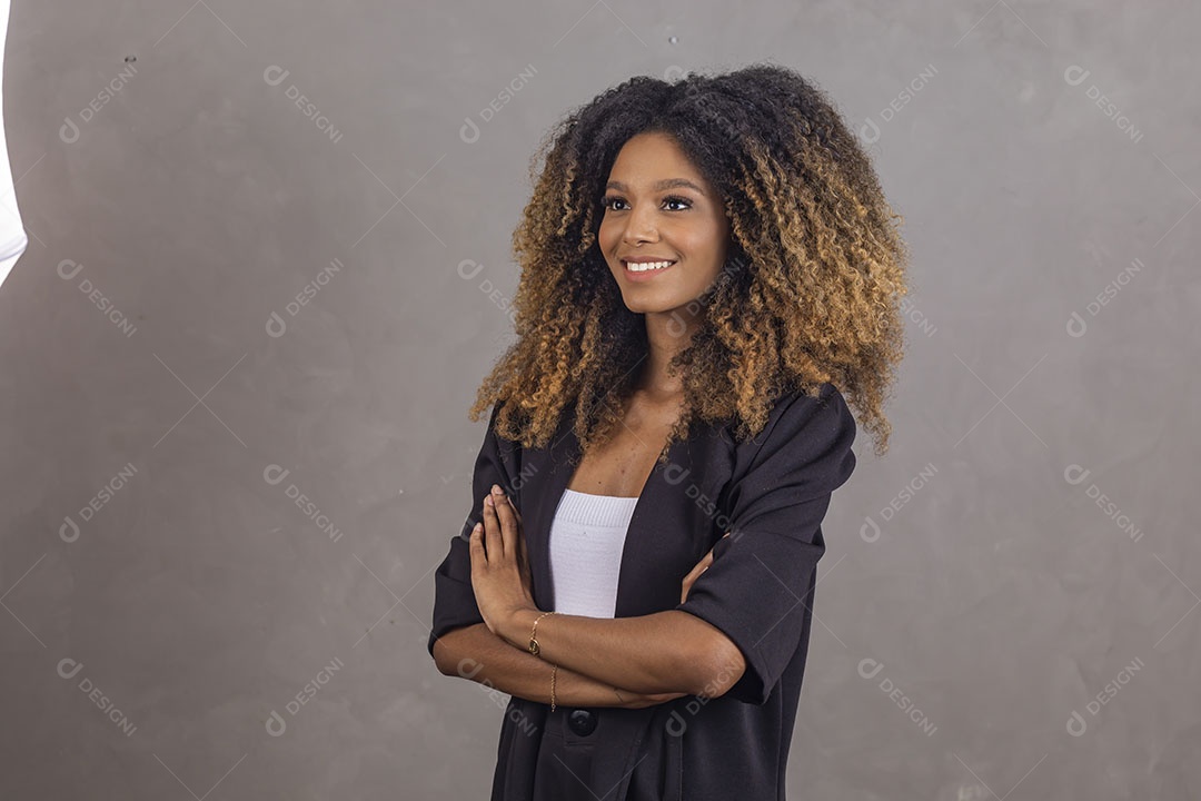 Mulher afro-brasileira vestida formalmente