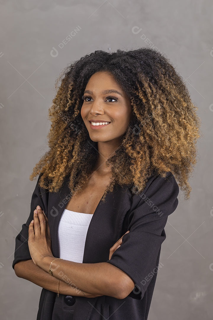 Mulher afro-brasileira vestida formalmente