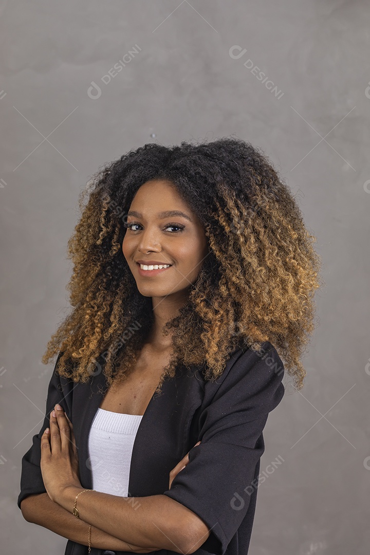 Mulher afro-brasileira vestida formalmente