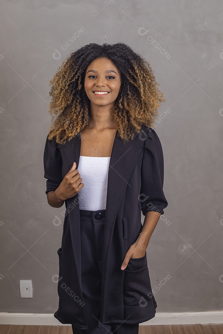 Mulher afro-brasileira vestida formalmente