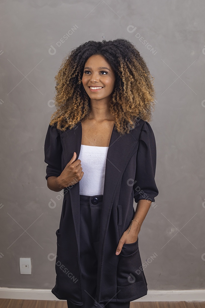 Mulher afro-brasileira vestida formalmente