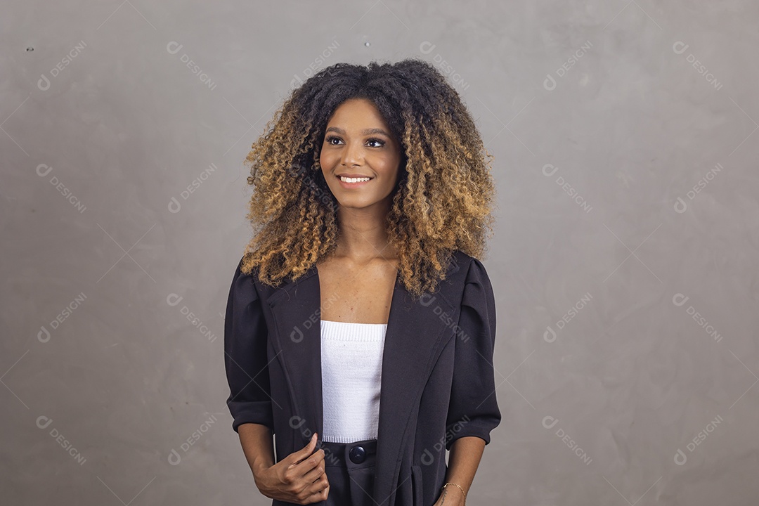 Mulher afro-brasileira vestida formalmente