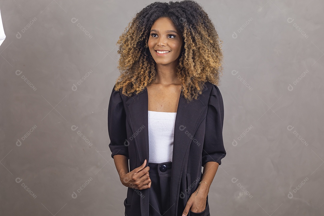 Mulher afro-brasileira vestida formalmente