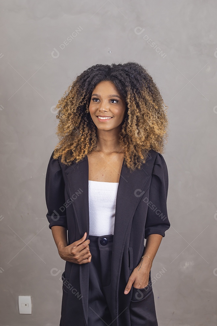 Mulher afro-brasileira vestida formalmente