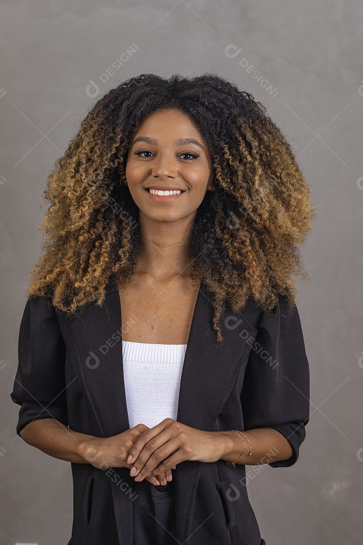 Mulher afro-brasileira vestida formalmente