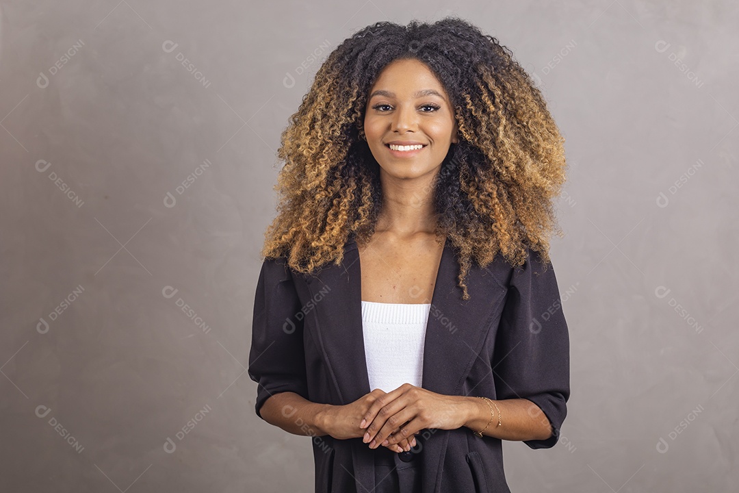 Mulher afro-brasileira vestida formalmente