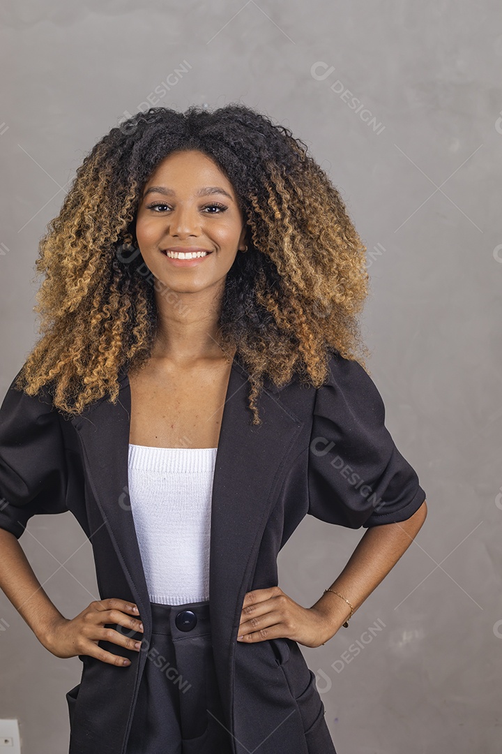 Mulher afro-brasileira vestida formalmente