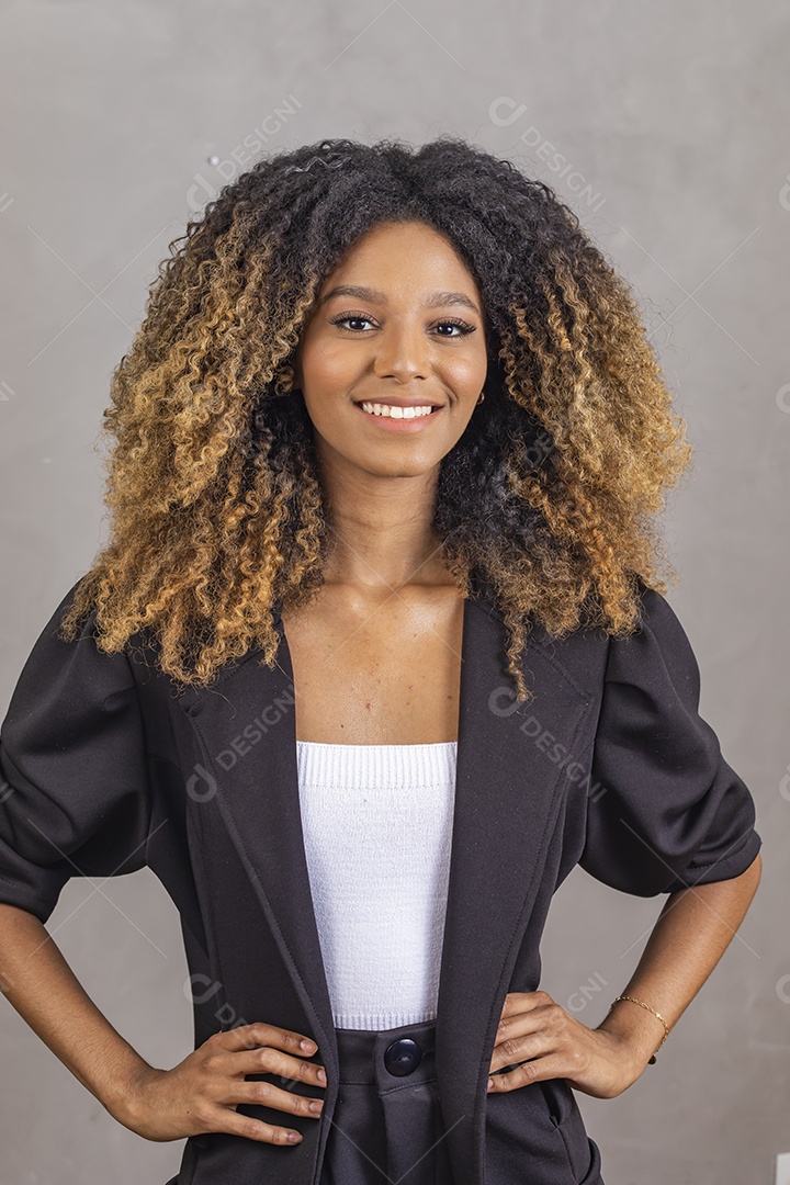 Mulher afro-brasileira vestida formalmente