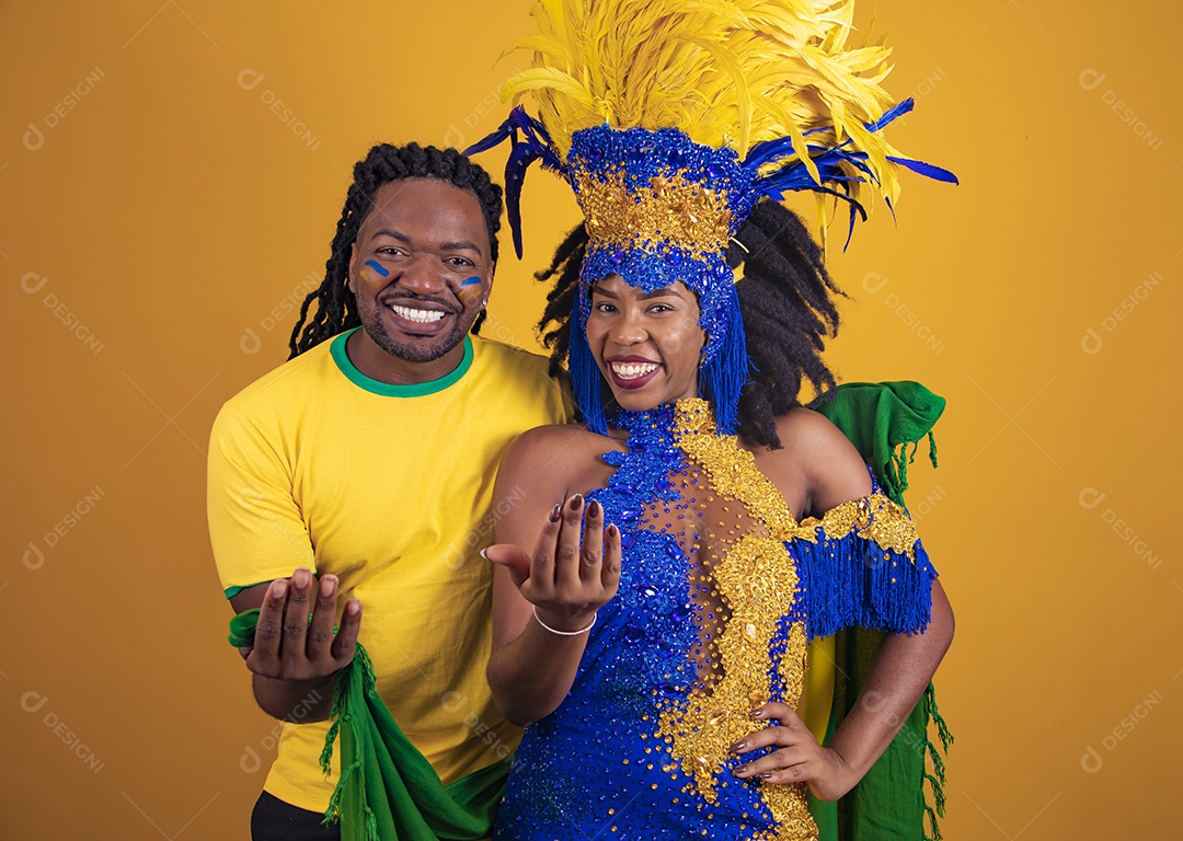 Casal brasileiro se divertindo vestidos com fantasias das cores do Brasil