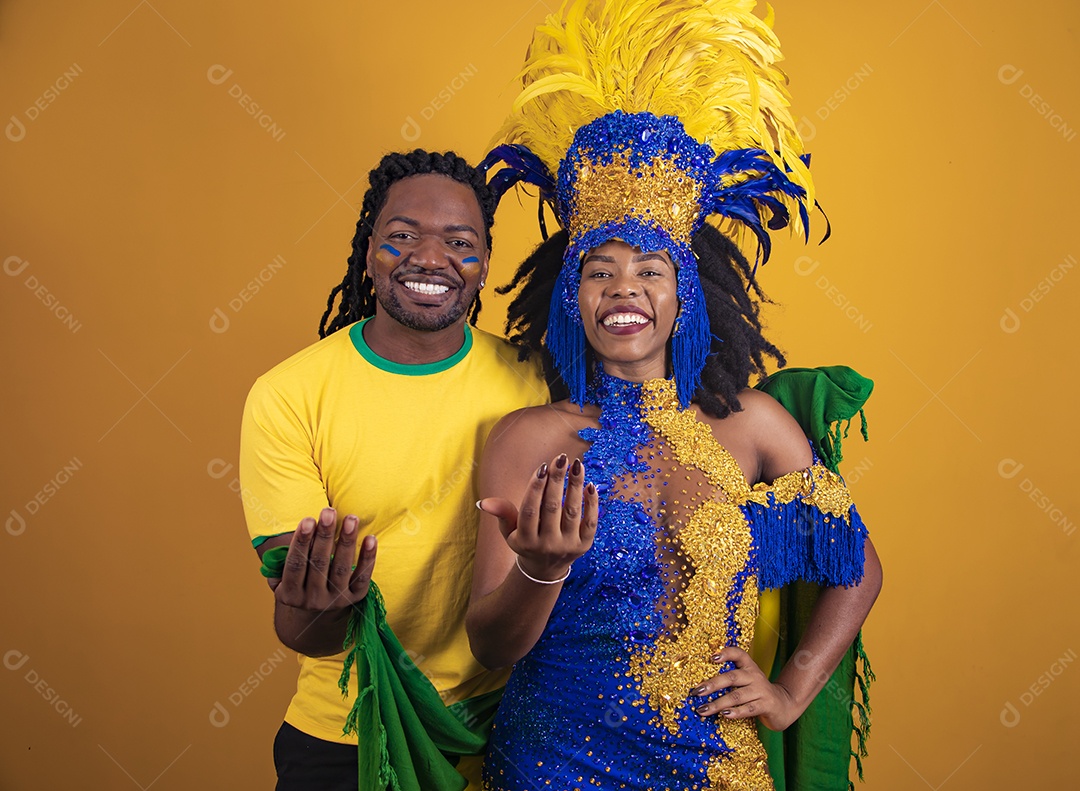 Casal brasileiro se divertindo vestidos com fantasias das cores do Brasil