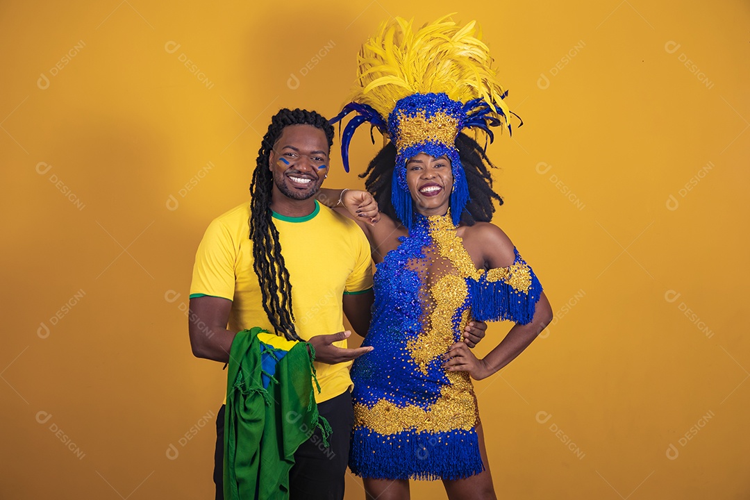 Casal brasileiro se divertindo vestidos com fantasias das cores do Brasil