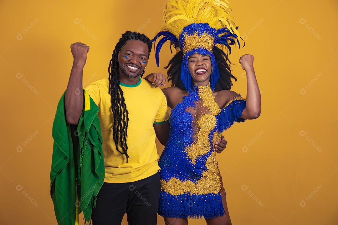 Pessoas jovens usando fantasia carnaval e bandeira do brasil Eventos