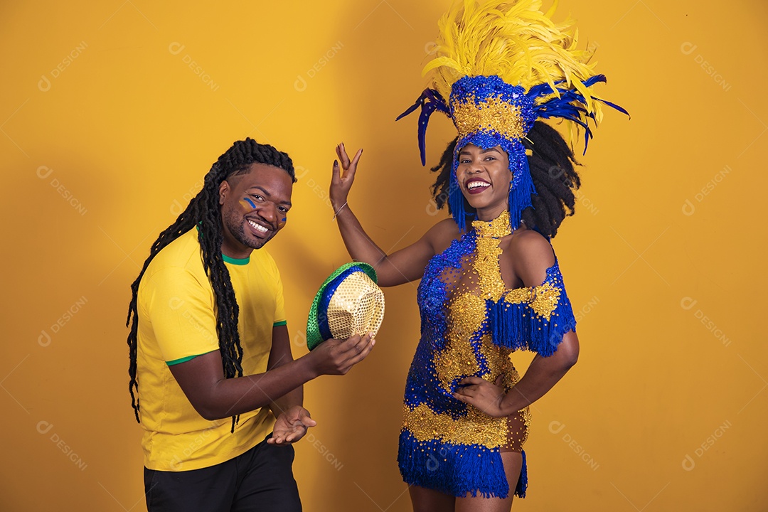 Pessoas jovens usando fantasia carnaval e bandeira do brasil Eventos