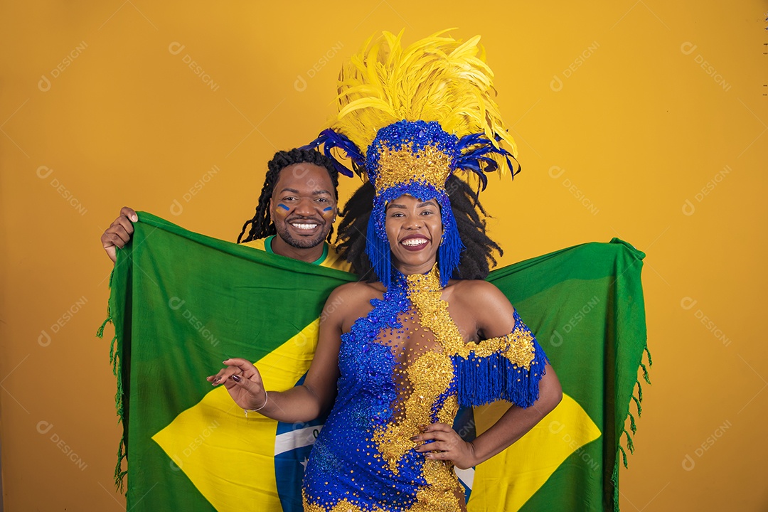 Pessoas jovens usando fantasia carnaval e bandeira do brasil Eventos