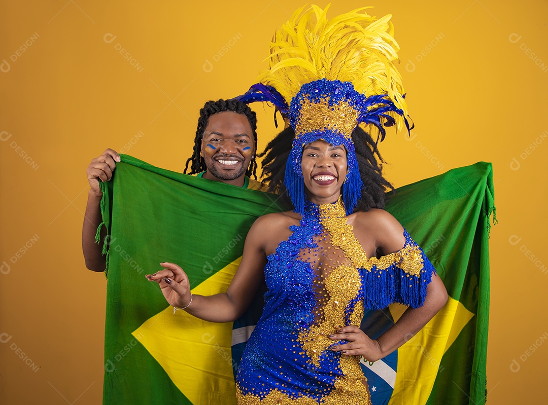 Pessoas jovens usando fantasia carnaval e bandeira do brasil Eventos