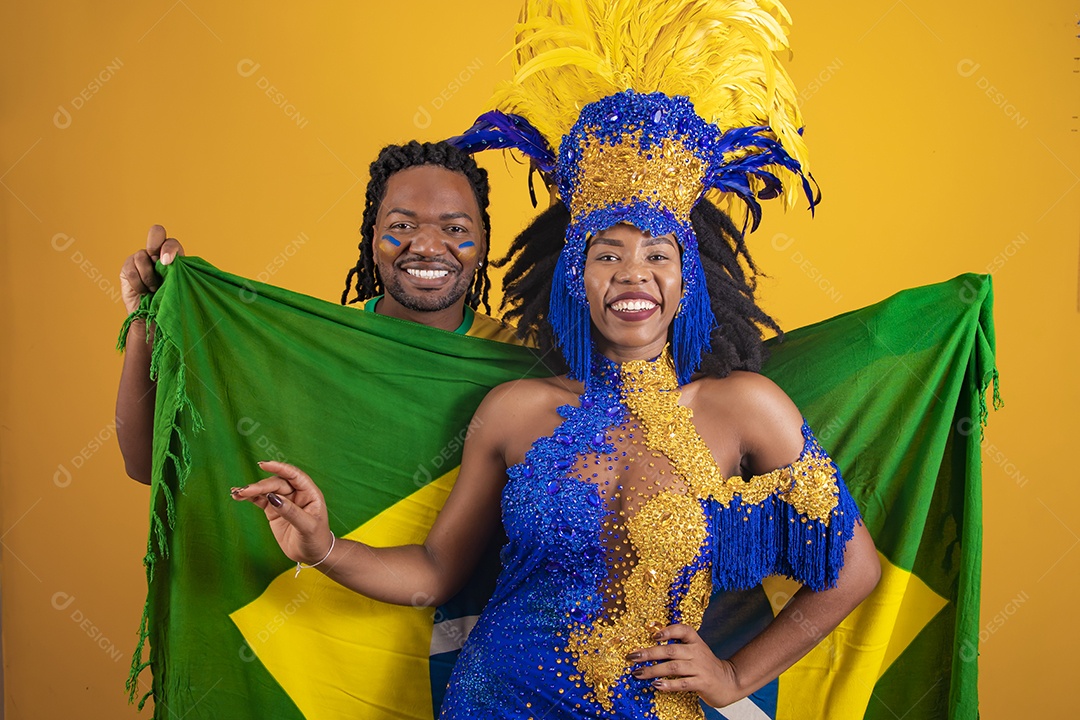 Pessoas jovens usando fantasia carnaval e bandeira do brasil Eventos