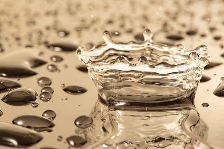 Respingo macro, foto macro de uma gota de água caindo em um reflexo