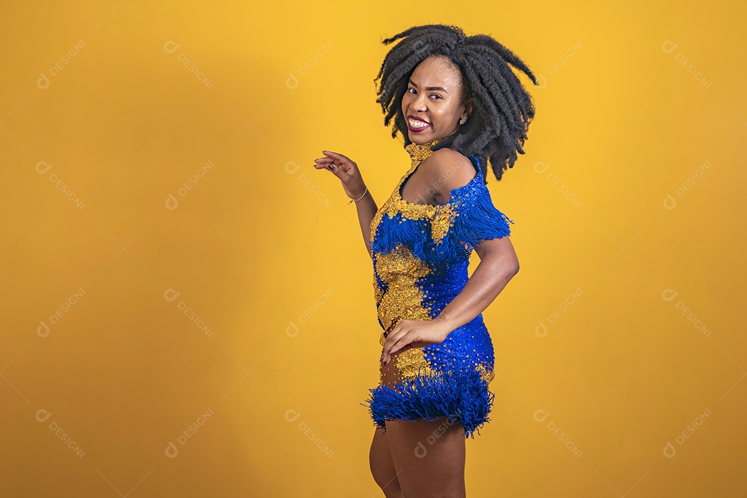 Mulher jovem morena usando fantasia carnaval cabelo black Power