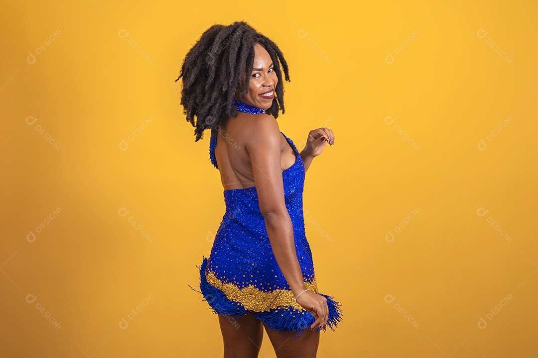 Mulher jovem morena usando fantasia carnaval cabelo black Power