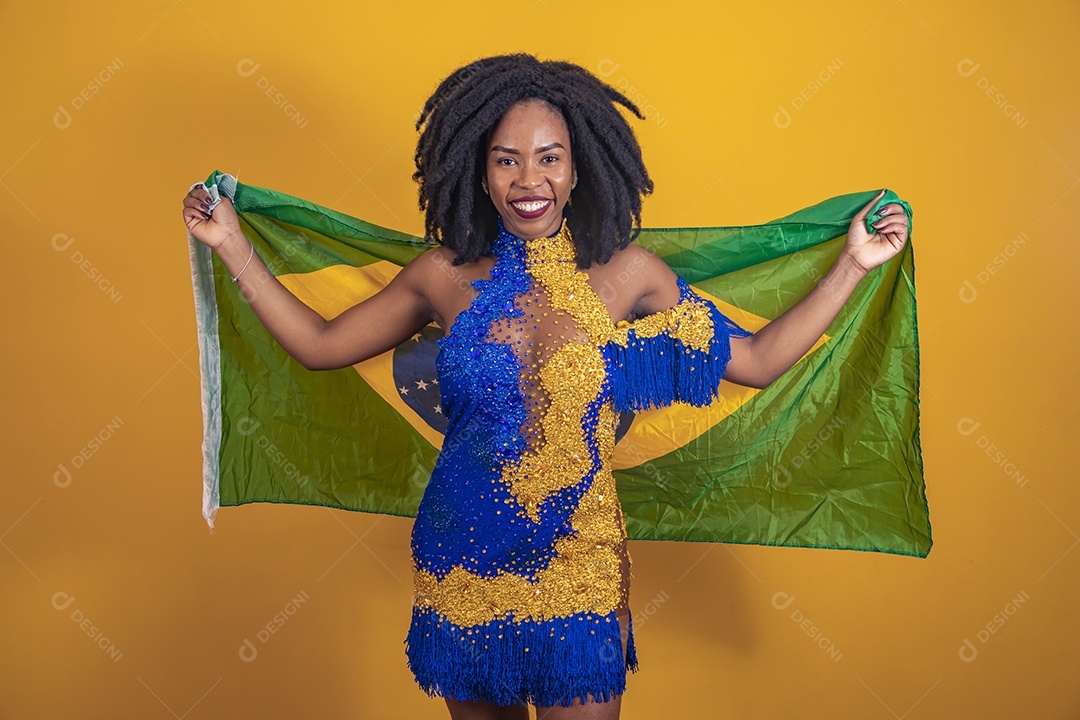 Mulher jovem morena usando fantasia carnaval cabelo black Power