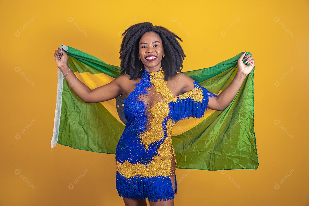 Mulher jovem morena usando fantasia carnaval cabelo black Power