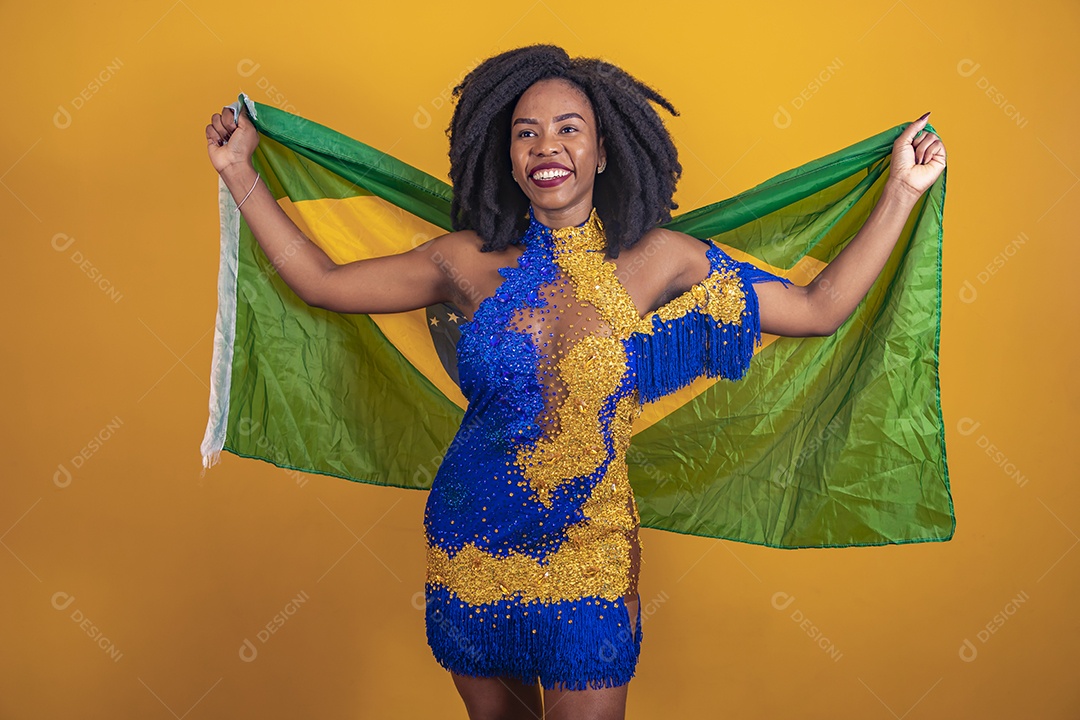 Mulher jovem morena usando fantasia carnaval cabelo black Power