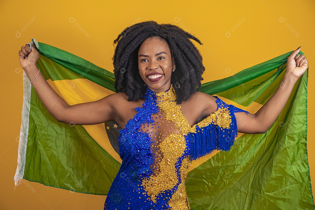 Mulher jovem morena usando fantasia carnaval cabelo black Power