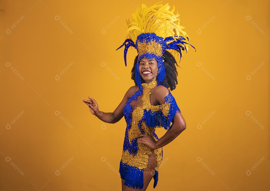 Mulher jovem morena usando fantasia carnaval cabelo black Power
