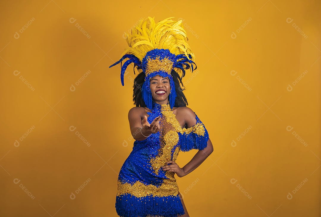 Mulher jovem morena usando fantasia carnaval cabelo black Power