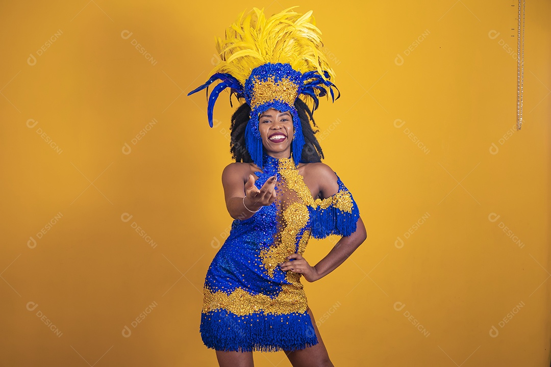 Mulher jovem morena usando fantasia carnaval cabelo black Power