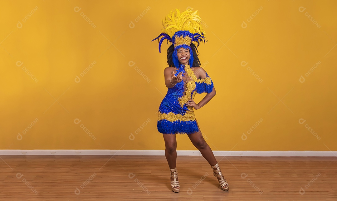 Mulher jovem morena usando fantasia carnaval cabelo black Power