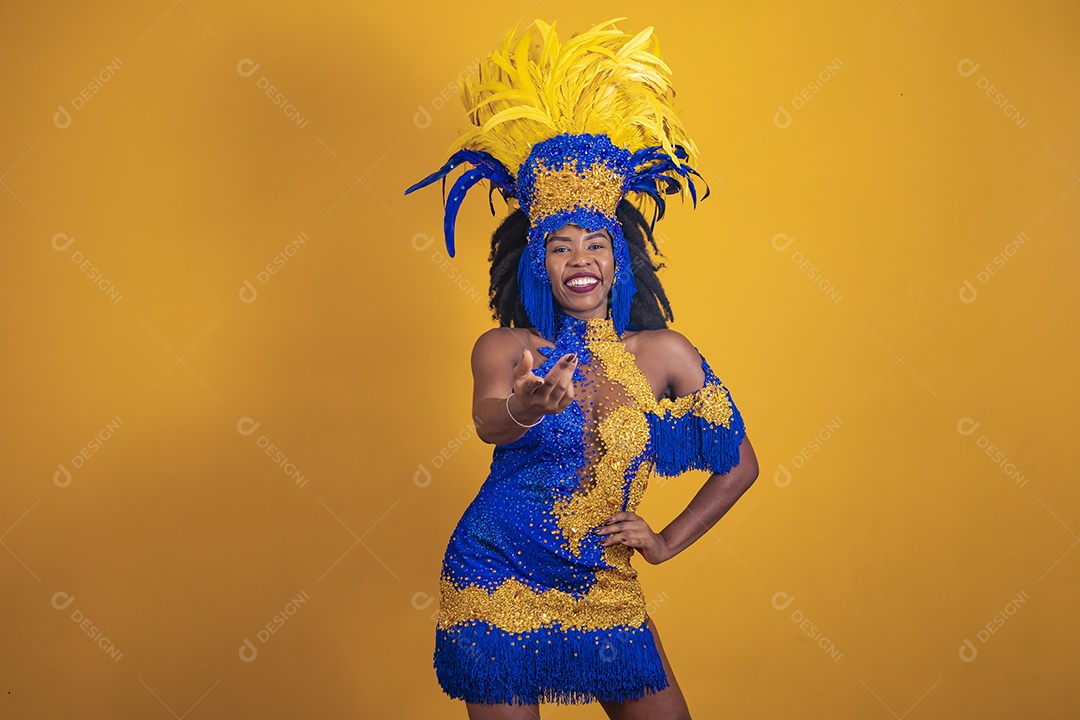 Mulher jovem morena usando fantasia carnaval cabelo black Power