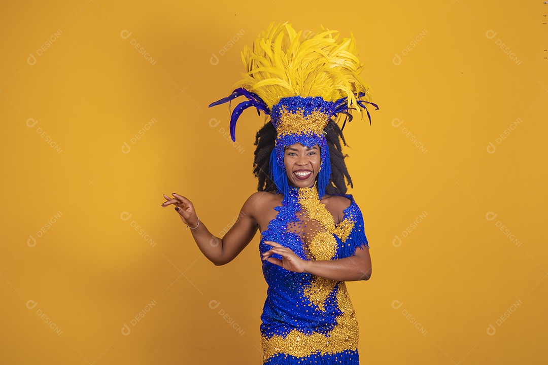 Mulher jovem morena usando fantasia carnaval cabelo black Power