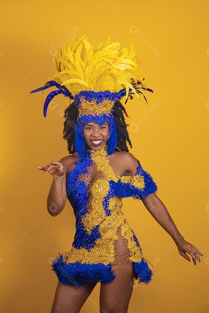 Mulher jovem morena usando fantasia carnaval cabelo black Power