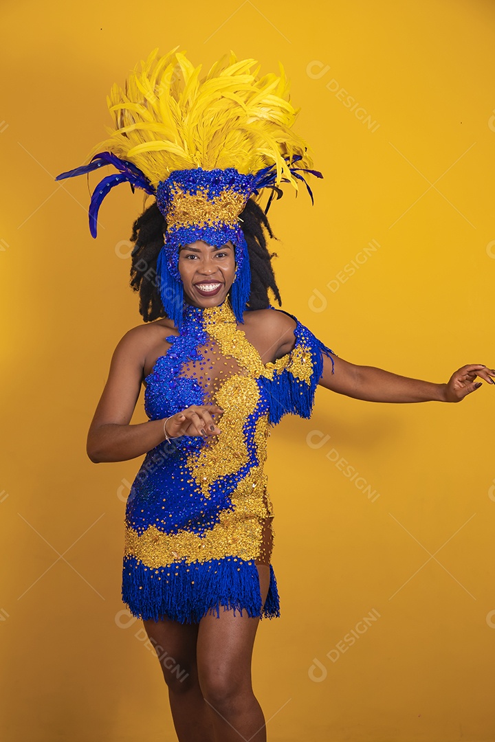 Mulher jovem morena usando fantasia carnaval cabelo black Power