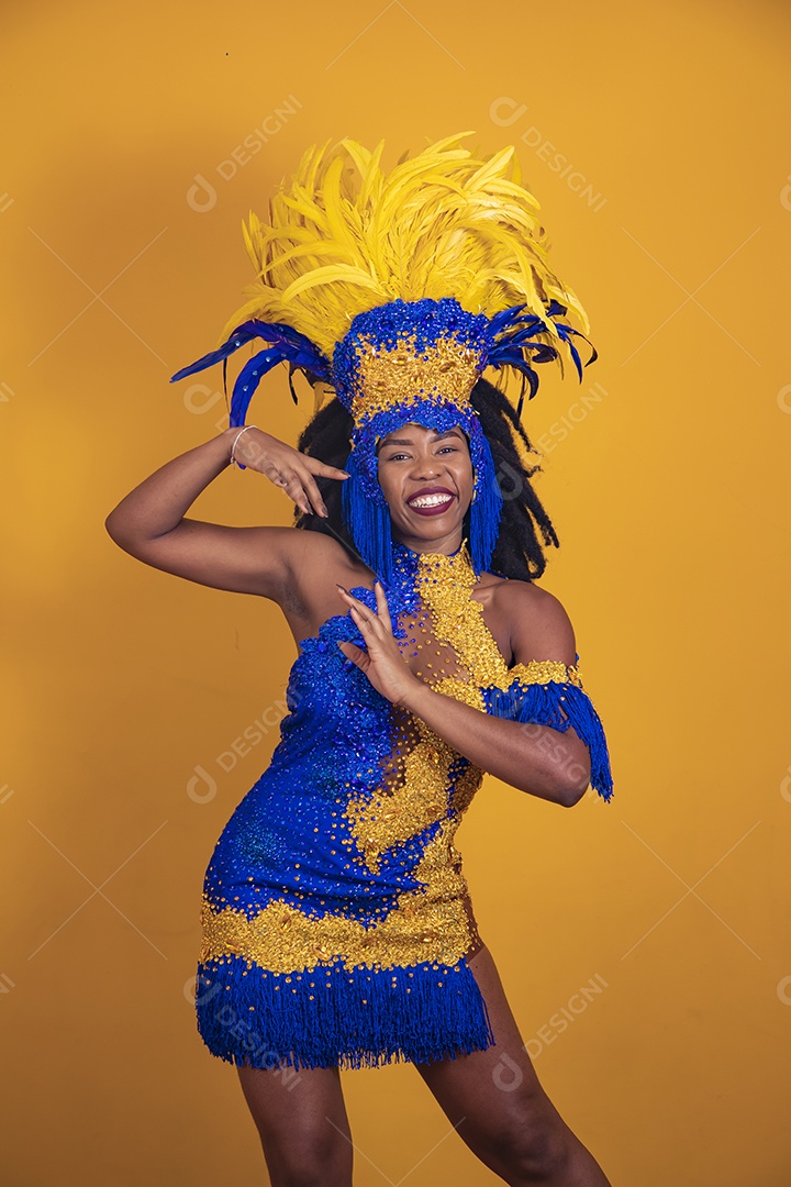 Mulher jovem morena usando fantasia carnaval cabelo black Power