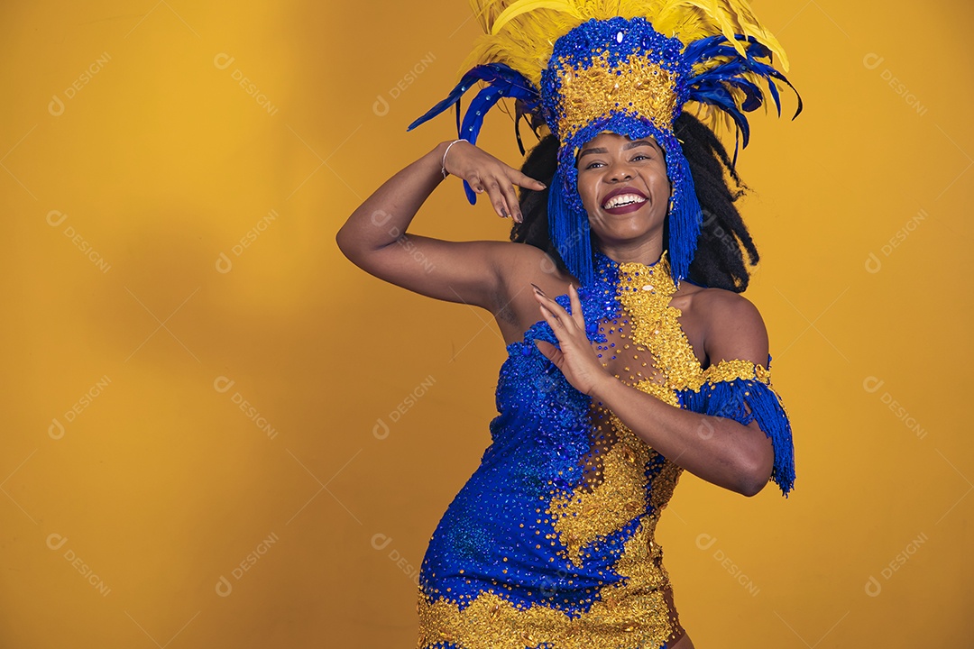 Mulher jovem morena usando fantasia carnaval cabelo black Power