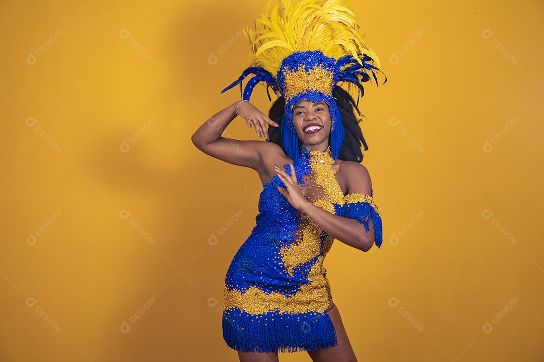 Mulher jovem morena usando fantasia carnaval cabelo black Power