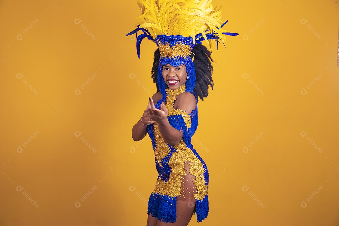 Mulher jovem morena usando fantasia carnaval cabelo black Power