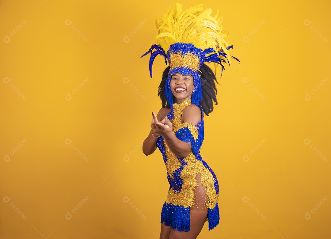 Mulher jovem morena usando fantasia carnaval cabelo black Power