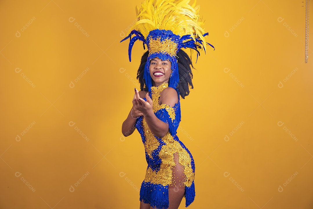 Mulher jovem morena usando fantasia carnaval cabelo black Power