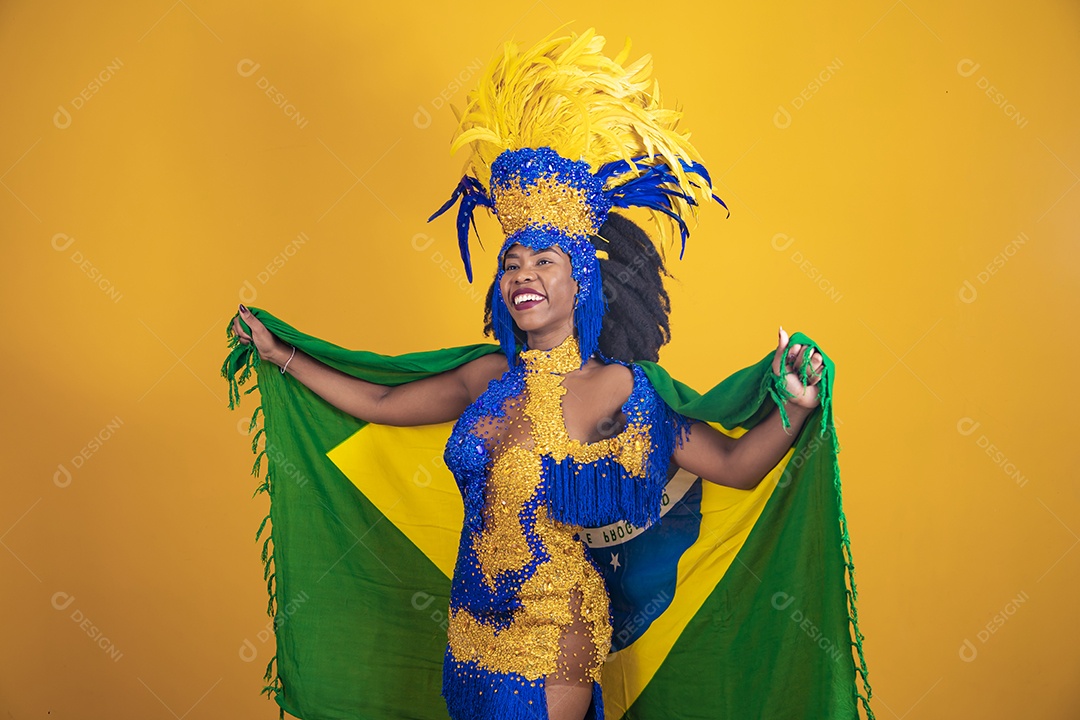 Mulher jovem morena usando fantasia carnaval cabelo black Power