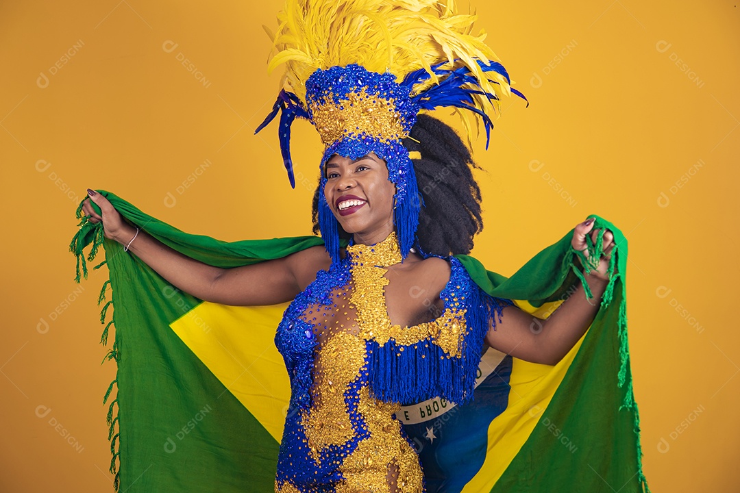 Mulher jovem morena usando fantasia carnaval cabelo black Power