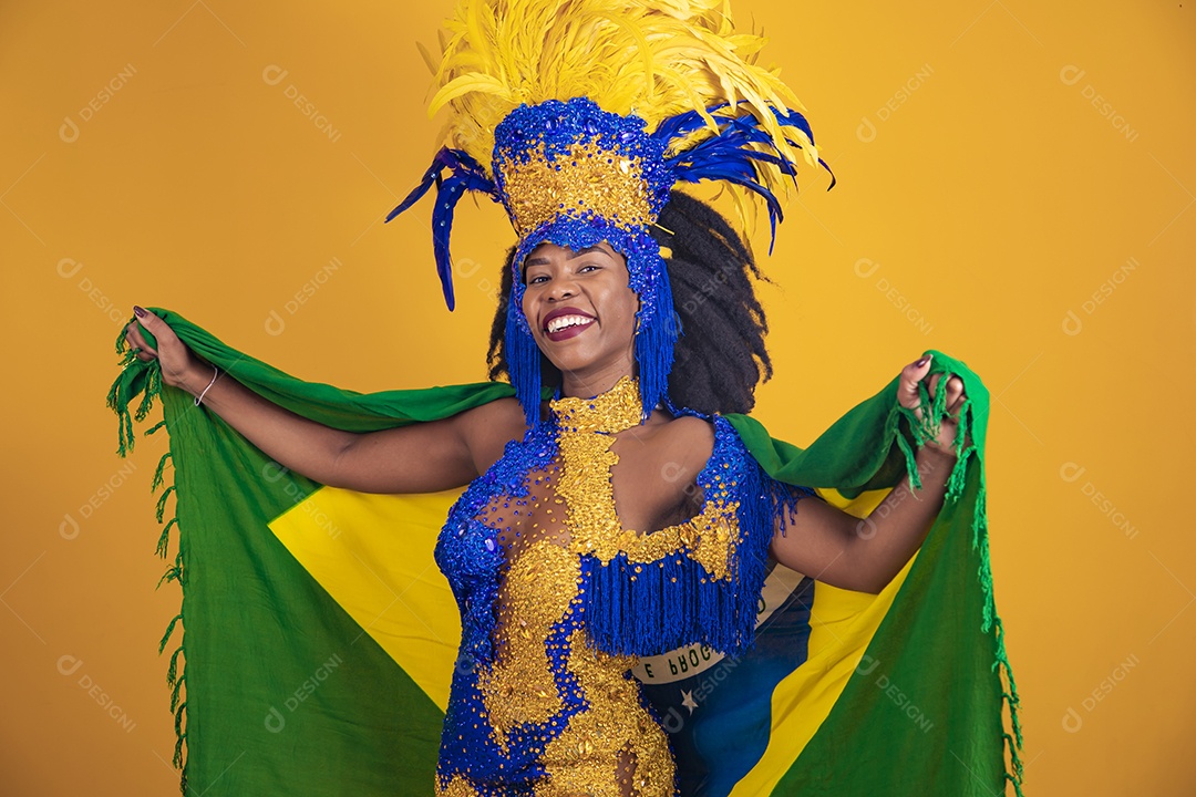 Mulher jovem morena usando fantasia carnaval cabelo black Power