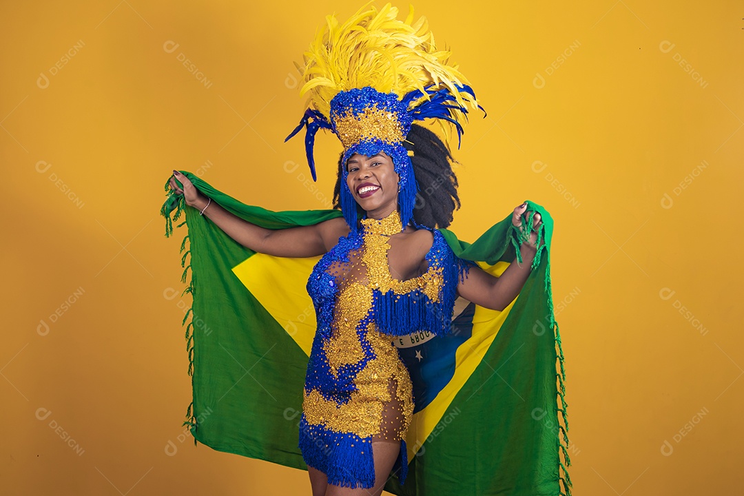 Mulher jovem morena usando fantasia carnaval e bandeira cabelo black power