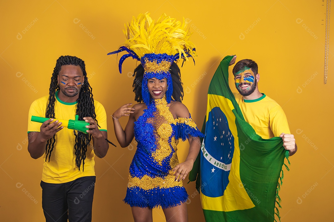 Pessoas jovens usando fantasia carnaval e bandeira do brasil Eventos
