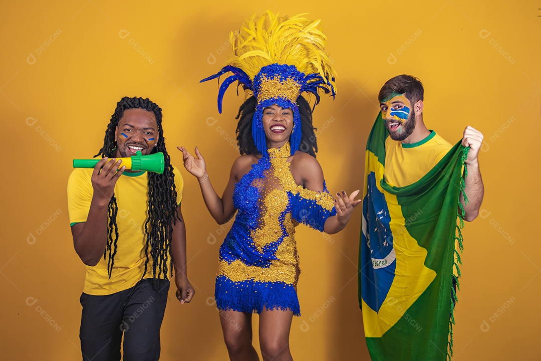 Pessoas jovens usando fantasia carnaval e bandeira do brasil Eventos