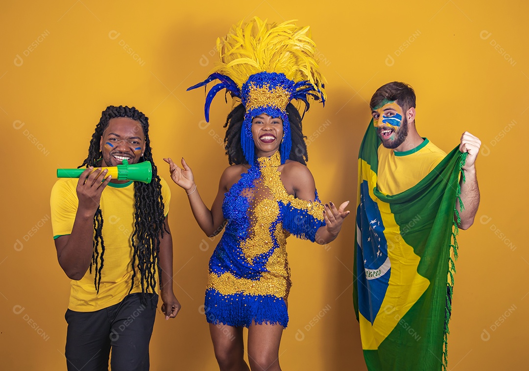 Pessoas jovens usando fantasia carnaval e bandeira do brasil Eventos