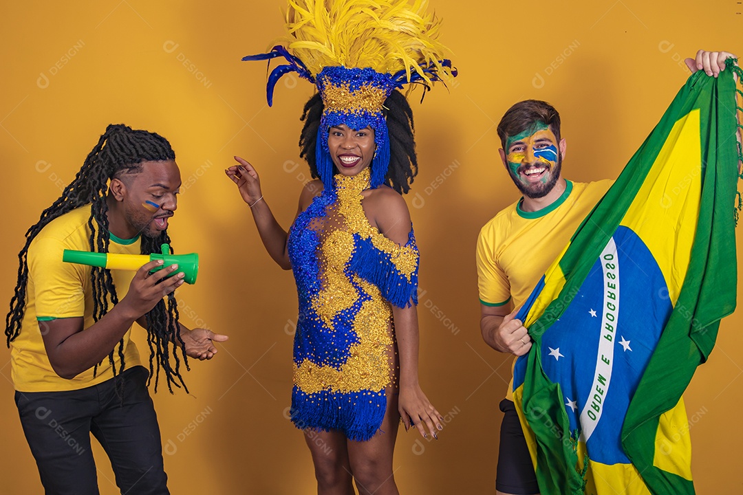 Pessoas jovens usando fantasia carnaval e bandeira do brasil Eventos