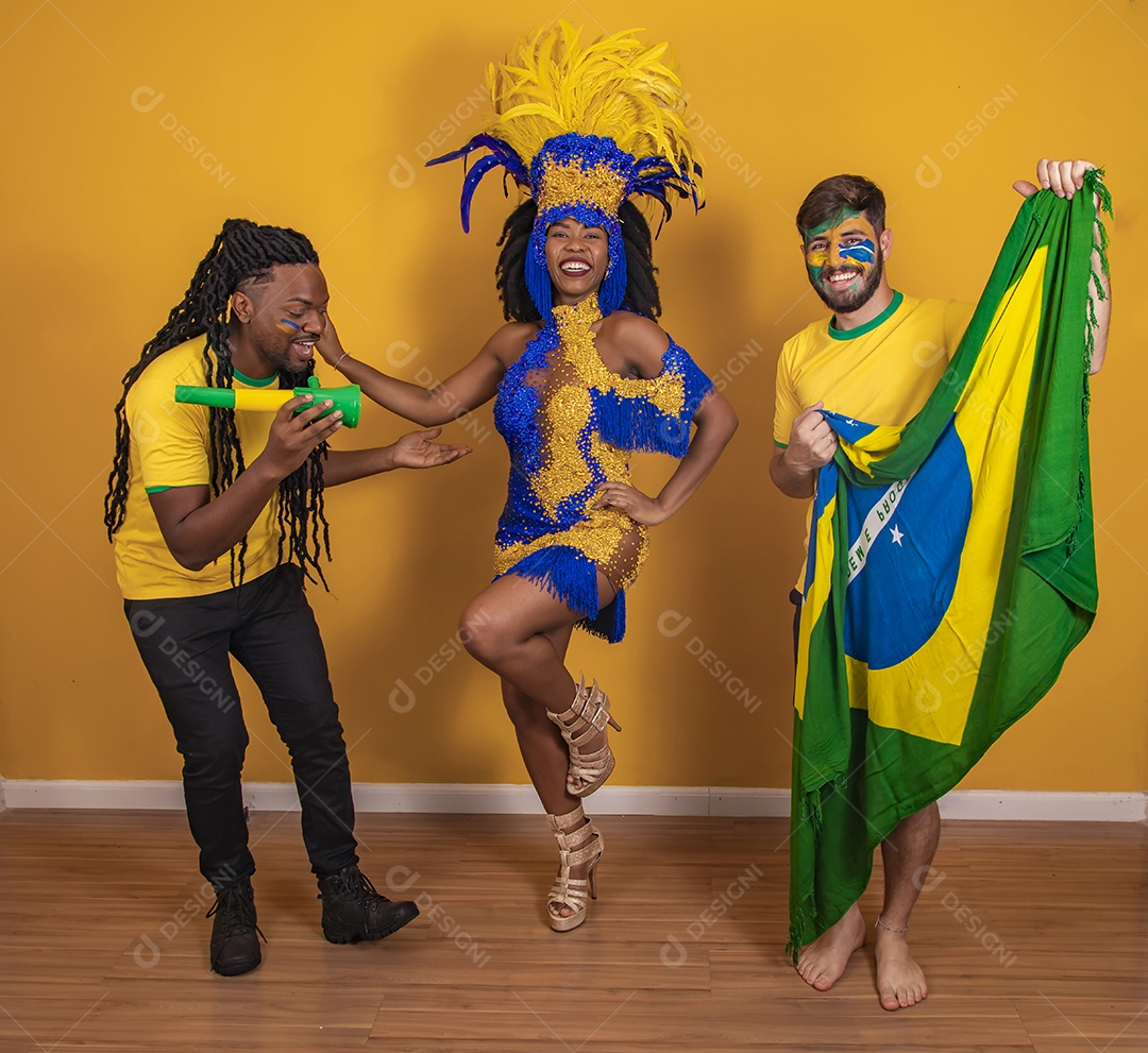 Pessoas jovens usando fantasia carnaval e bandeira do brasil Eventos
